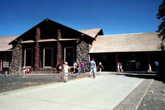 Old Faithful Inn 02.[1]
